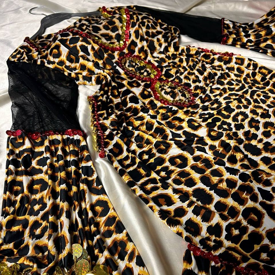 بدلة رقص بطبعة النمر مع شراشيب لامعة